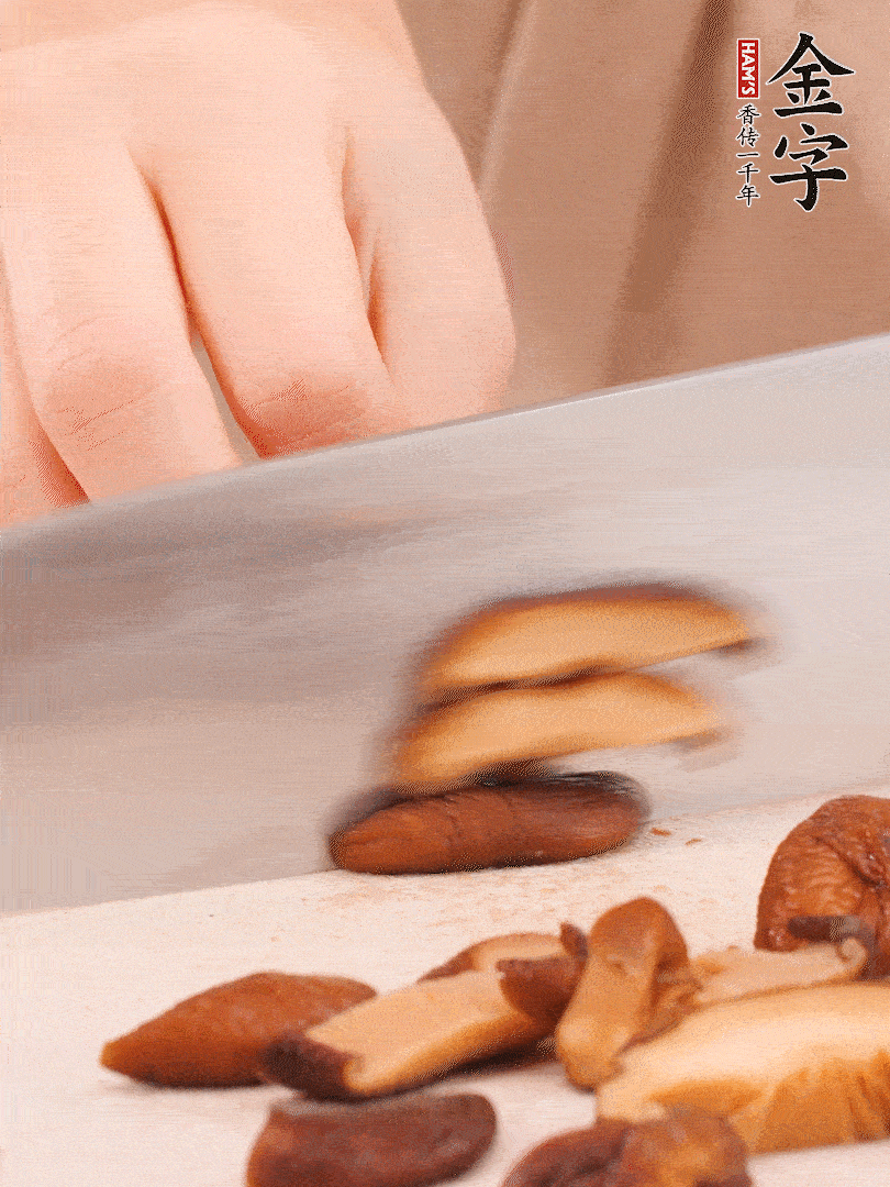 干香菇泡發(fā)，切成小塊。