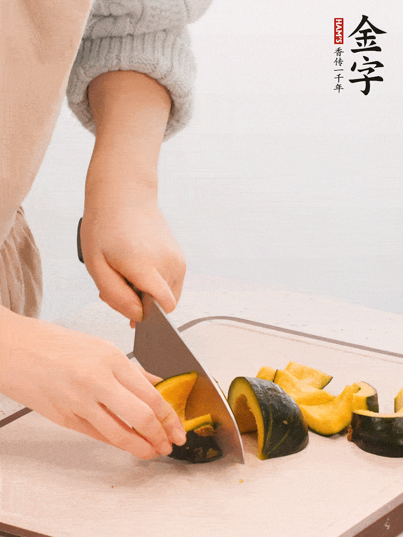 貝貝南瓜切小塊，生姜切成姜絲。