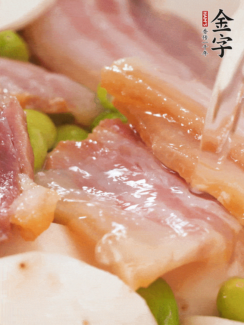 倒入芋艿、熟毛豆，翻炒均勻，加1小碗水煮開