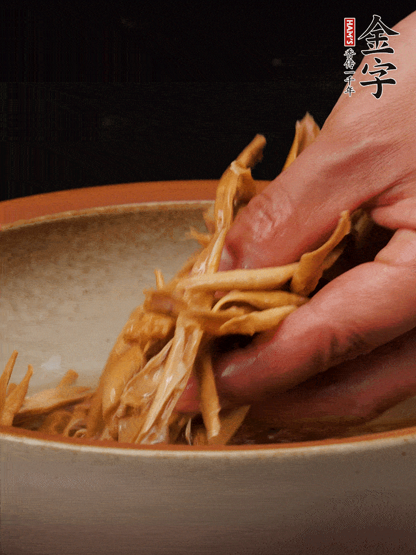 農(nóng)家土筍尖提前泡軟，用刀劃成細(xì)絲，這樣會更加入味。