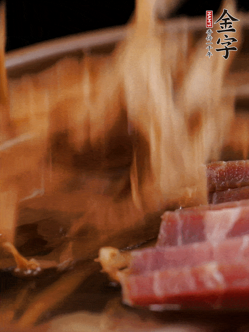 大筒骨、金字火腿、姜片、黃酒一起放入砂鍋，加筍干燉煮40分鐘。（如果家里有高壓鍋，用高壓鍋把高湯壓出來更鮮濃。）