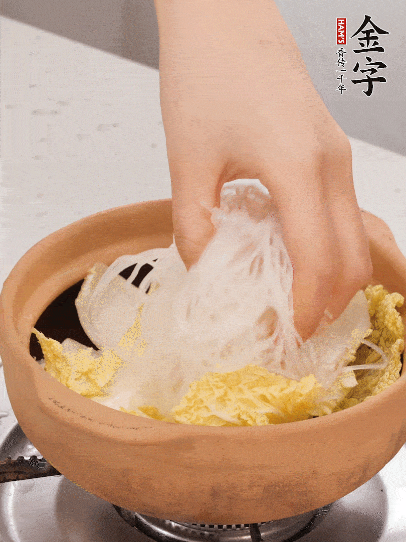 放入提前泡軟的粉絲，蓋上蒜蓉醬汁