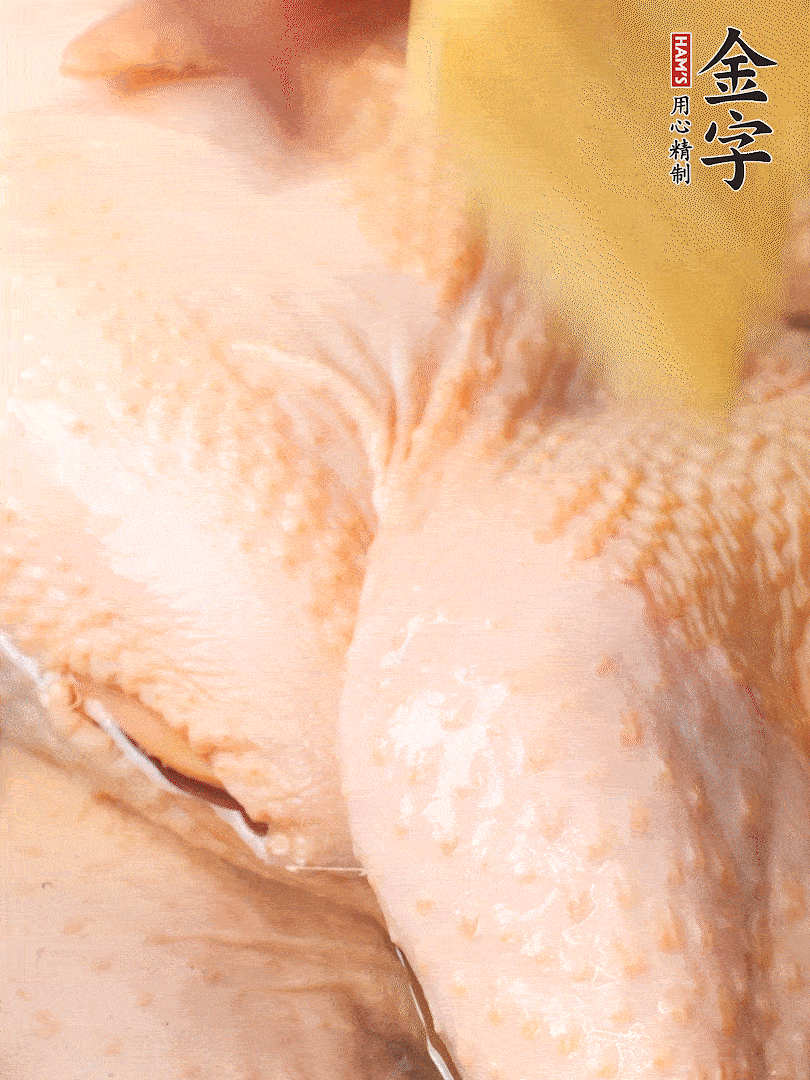 老母雞去頭去尾，斬去雞爪。冷水入鍋，加料酒、蔥姜焯水，煮出浮沫后撈出，用清水洗凈