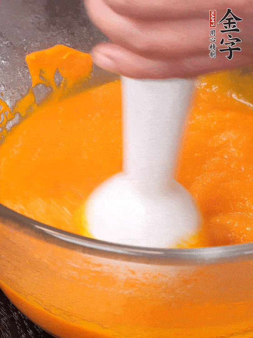 300g南瓜，去皮去瓤切滾刀塊，大火蒸8分鐘，料理機(jī)打成泥，篩網(wǎng)過篩成泥