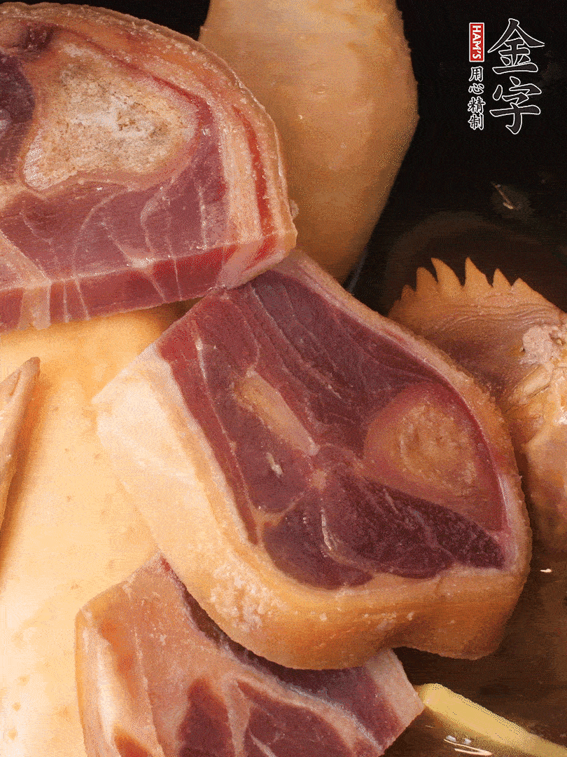火踵、老母雞加蔥、姜、料酒、清水，大火燒開后轉(zhuǎn)小火，燉1小時(shí)