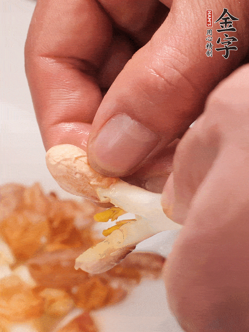 花生芽切段。開水焯水1分鐘，去掉頂部的花生皮