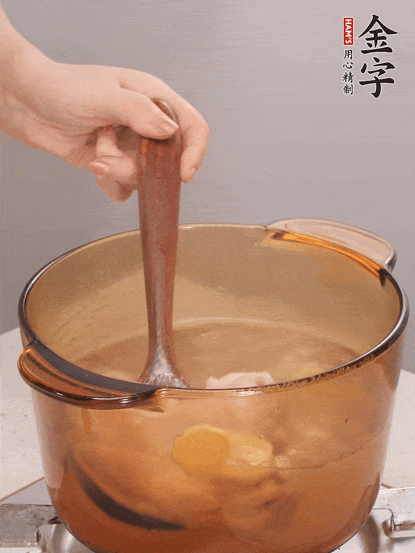 鴨肉、白果、火腿、生姜一起放入砂鍋，清水沒過食材，大火燉煮1小時
