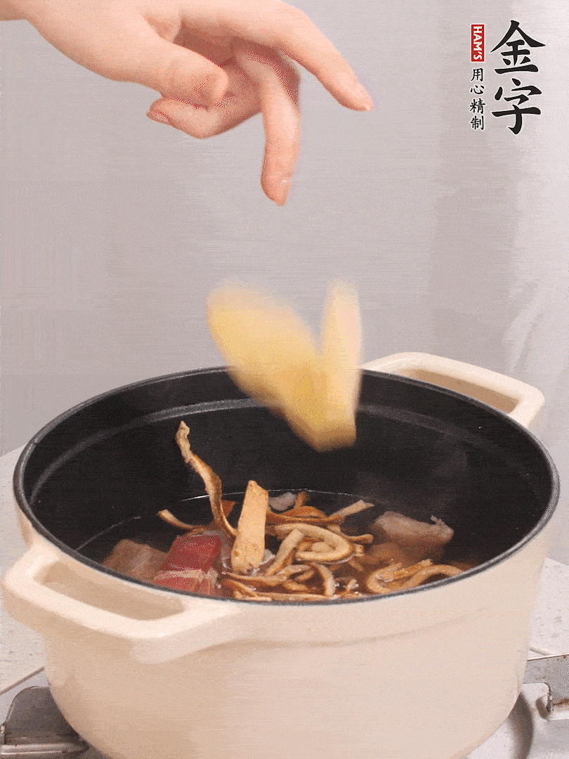 加入青、紅蘿卜再煲20小時(shí)。