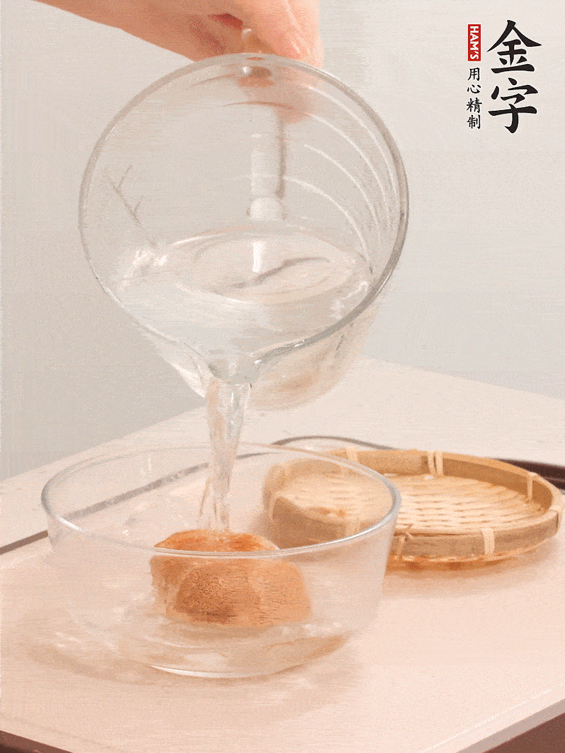 猴頭菇至少泡發(fā)半小時(shí)，將浸泡后的黃水?dāng)D干；