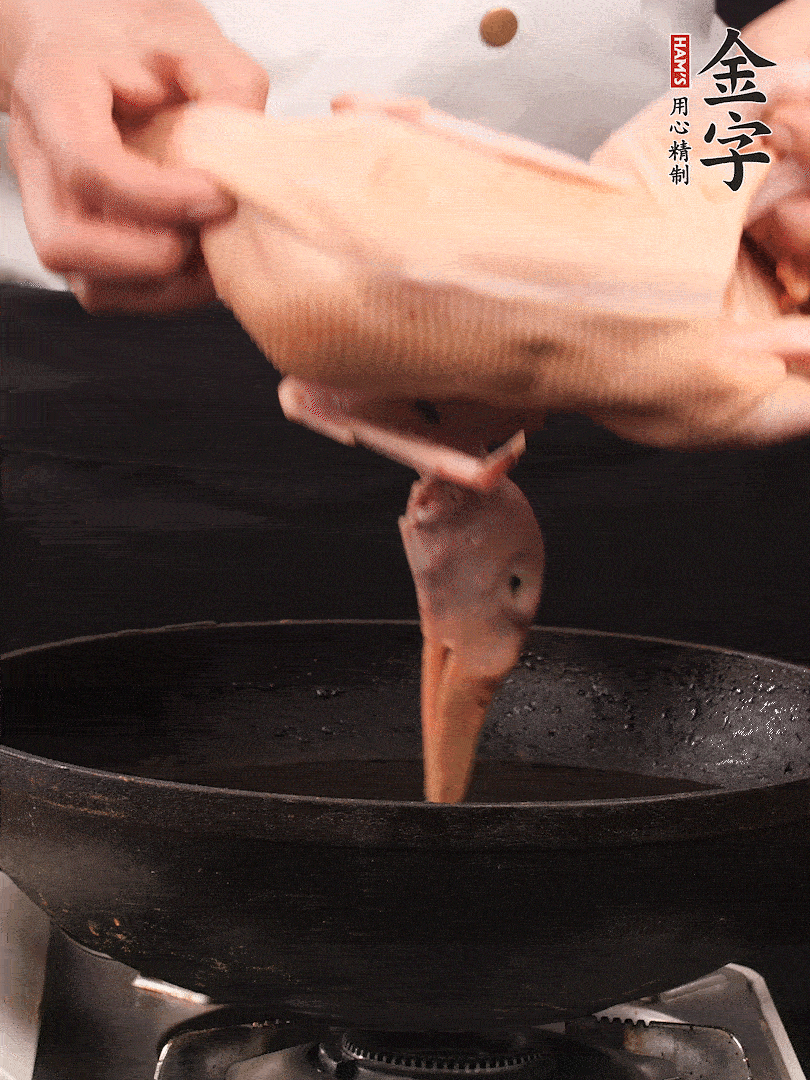 處理干凈的老鴨1只，黃酒小半碗，姜幾片，一起放入冷水，煮沸焯水3分鐘，去除血沫