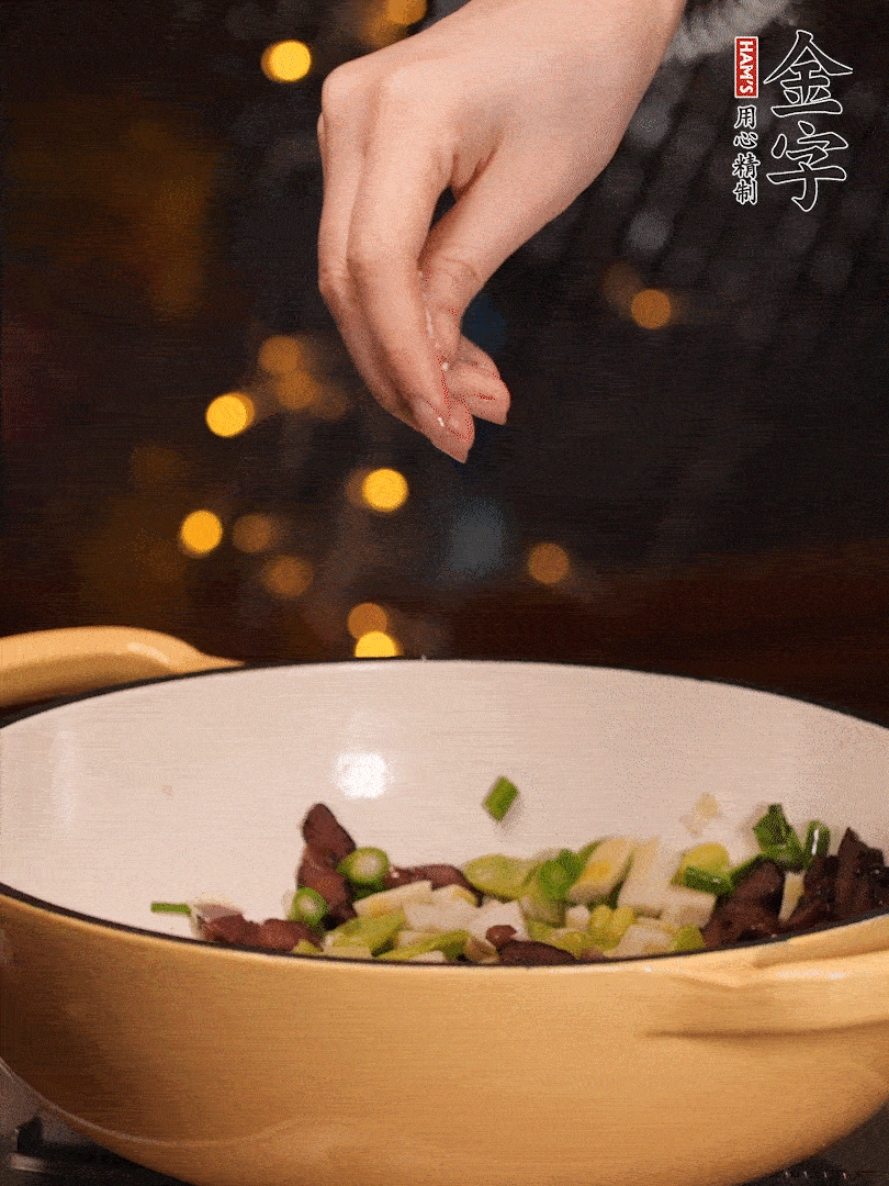 可以加點點水，再加菜苔，加點鹽、味精調(diào)味