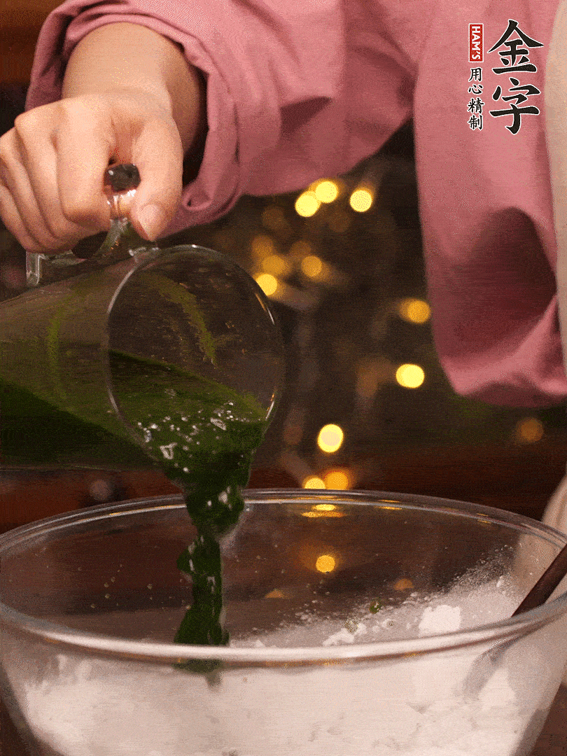 清明粿粉，分次加艾草泥，加點(diǎn)油揉2分鐘
