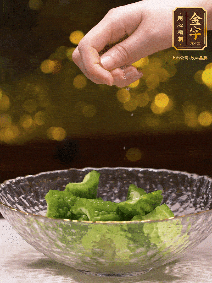 處理好的苦瓜切段（5cm），加點(diǎn)鹽鹽腌一下，去除一下苦味