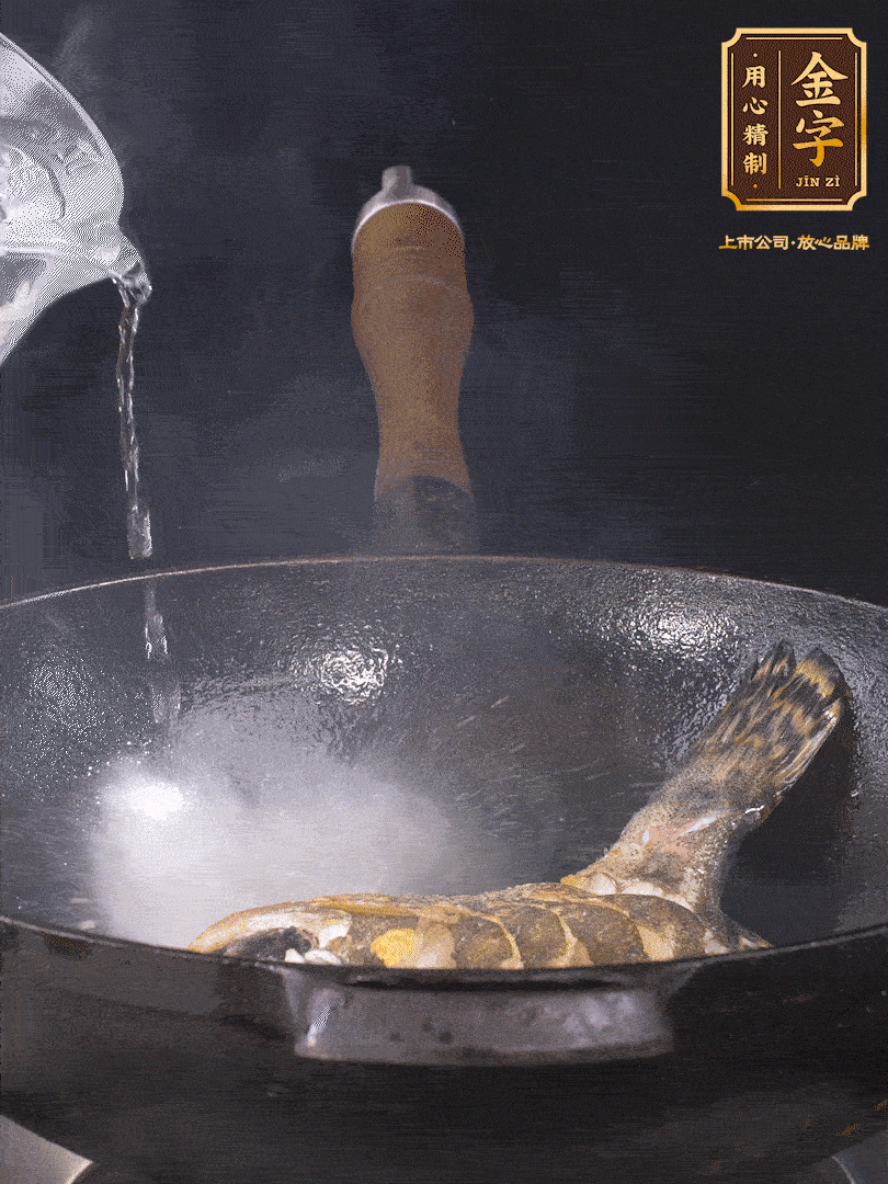 倒入適量食用油，待鍋燒熱后下桂魚煎大約2-3分鐘至兩面金黃（一定要煎透，這樣做出來的湯才會比較奶白色）