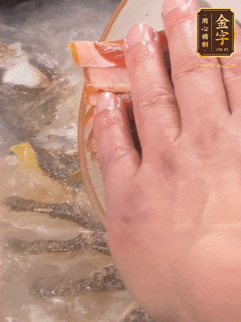 將煎好的魚，倒入三大碗開水。大火煮開后放入1個蔥結(jié)、2片姜片和1勺料酒和火腿片