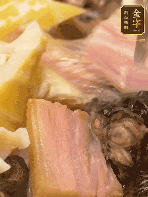 倒入滾燙的熱水，燉煮20分鐘，湯濃汁白