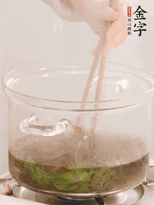 香椿焯水，變色后撈出，切成小段
