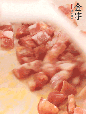 香腸炒出油脂，加入蠶豆煸炒