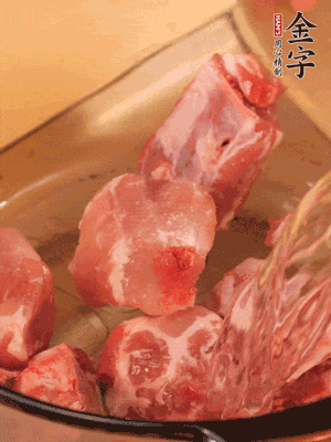 排骨冷水下鍋，加料酒、姜片，煮開(kāi)綽水