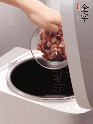 鍋中倒入豬油，油熱后炒熟上海青，給倒少許鹽調(diào)味