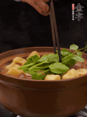 加筒骨煲的經(jīng)典配菜：金字土香腸、油豆腐、千張蓋上蓋子燜一會兒，耐心等候10分鐘。