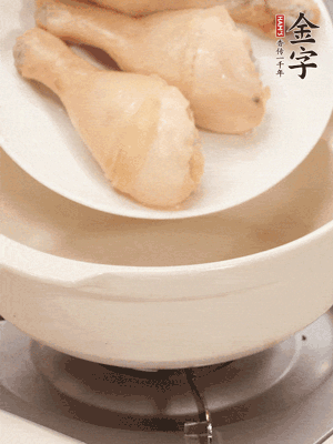 雞腿、火腿、干貝、蒜頭放入砂鍋內(nèi)燉1小時(shí)