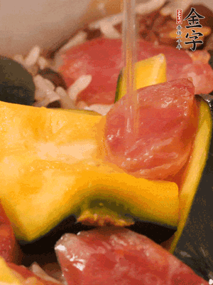 倒入溫開水，水量高出米面一個指節(jié)。