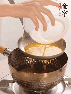 雞蛋過篩子倒入油鍋炸成蛋酥，瀝干油。