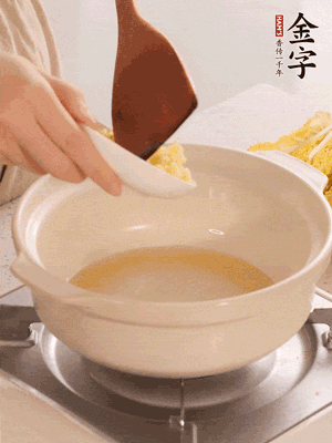 鍋里留少量底油煸香火腿和姜末。