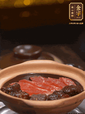 鋪上臘腸和排骨，鍋邊淋一圈油，小火煲10分鐘