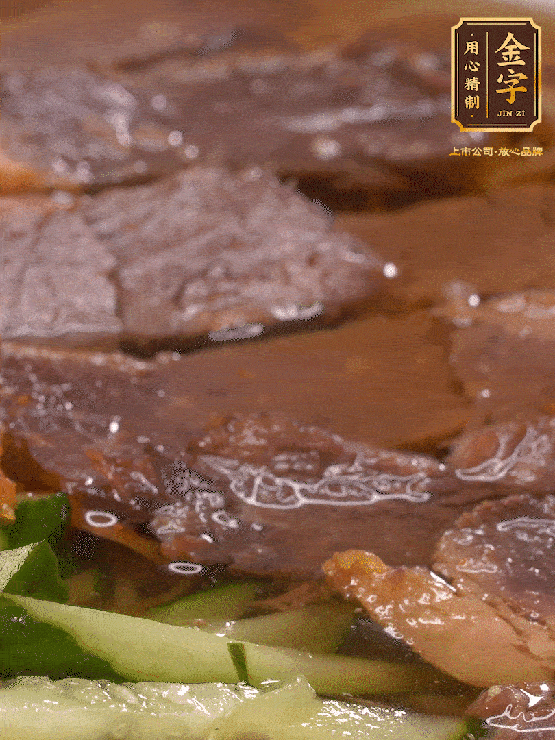 養(yǎng)麥冷面，涼水中清洗浸泡5分鐘，沸水中煮3分鐘，涼水漂洗沖涼