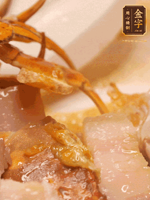 顏色變紅時，放蔥結(jié)、姜片煸香，再放咸肉、茭白、毛豆翻炒
