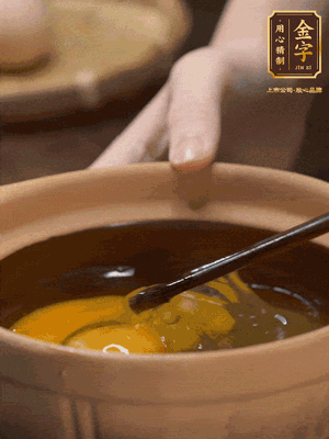 雞蛋打入砂鍋，充分打勻，1.5倍的溫水加一勺鹽，倒入蛋液中，攪拌均勻后用勺子舀去表面浮沫