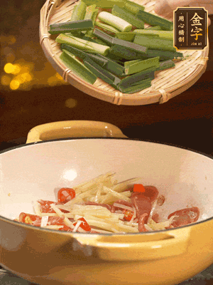 接著放蒜葉，來一點(diǎn)鹽，一點(diǎn)醬油調(diào)味翻勻