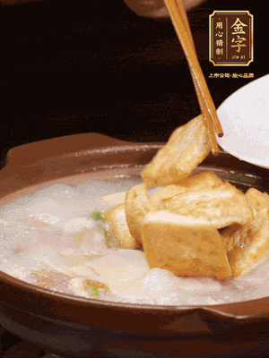 倒入開水大火煮開，轉(zhuǎn)中小火放咸肉，放一點(diǎn)點(diǎn)糖、味精慢燉10分鐘
