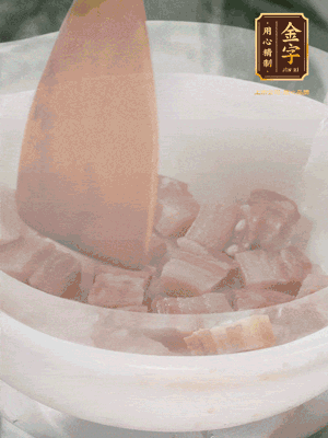 砂鍋內(nèi)咸肉微微煸出香味，再倒入開水。放排骨滾開后轉(zhuǎn)中小火篤30分鐘。（水盡量一次加足，以免中途加水沖淡鮮味。這一步是湯底濃白的關(guān)鍵）