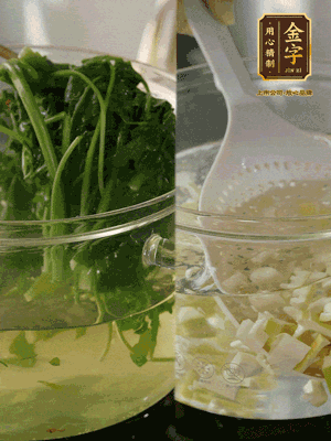 春筍切丁焯水；薺菜加鹽焯水，過涼水后切成細(xì)末