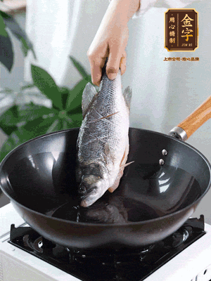 熱油，加1大勺豬油、姜片，再下鱸魚，煎至定型后翻面。（加點豬油，燉出的魚湯更容易變?yōu)榍逅哪贪咨?。?>
					</div>
					<span>步驟 3/6</span>
					<p>熱油，加1大勺豬油、姜片，再下鱸魚，煎至定型后翻面。（加點豬油，燉出的魚湯更容易變?yōu)榍逅哪贪咨?。?/p>
				</li><li>
					<div   id=