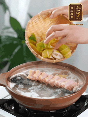 倒開水燉煮后轉(zhuǎn)移入砂鍋，淋料酒去腥、加少許鹽調(diào)味，再依次加咸肉、春筍燉煮15分鐘。