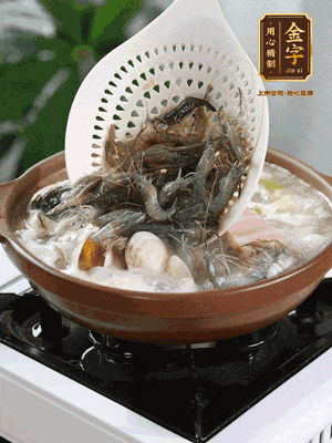 最后加一把蛤蜊、一把河蝦燜2分鐘，放一點白胡椒粉調(diào)味，撒上蔥花點綴！