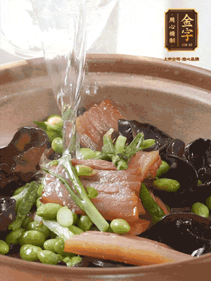 轉(zhuǎn)入砂鍋，加入開水、百葉結(jié)燉煮10分鐘
