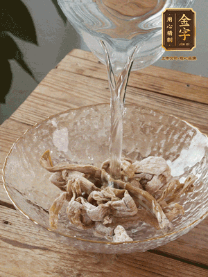 筍干提前泡發(fā)1晚切段，冬瓜去皮切塊。