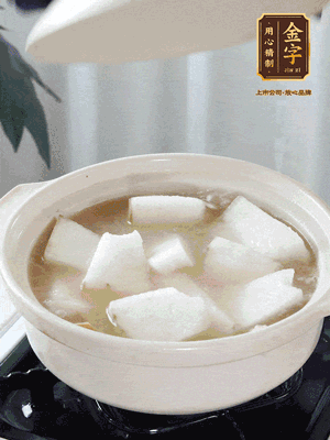 最后下冬瓜繼續(xù)燉煮10分鐘，撒上蔥花點綴。