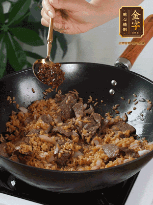 下拌好的米飯炒散，加一大勺XO醬