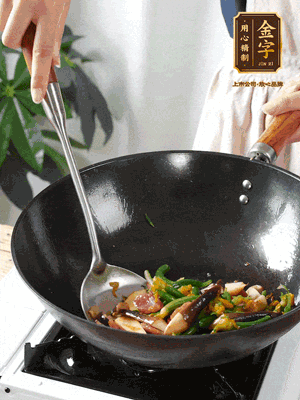 煸香蒜末，下香腸翻炒均勻，再依次下雞縱菌、黃瓜花