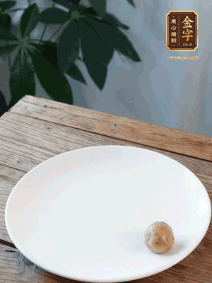 做水油皮、油酥 將油皮材料放入料盆中，加100ml水?dāng)嚢璩裳┗ㄆ瑺?。在案板上反?fù)揉搓成有一定筋度的光潔面團(tuán)，搓成14個(gè)團(tuán)子。

