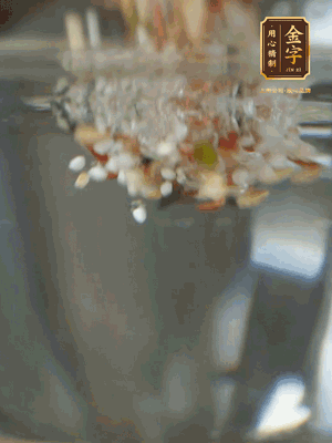 雜糧提前浸泡6小時(shí)，洗凈后下砂鍋