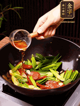 下蒜苗炒軟，沿鍋邊烹入一勺料酒，加醬油、蠔油、白糖調(diào)味炒勻