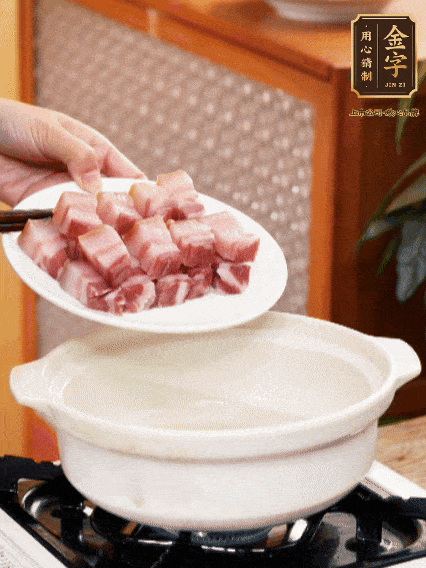 鍋內(nèi)倒油，下咸肉微微煸炒，再放排骨炒一下