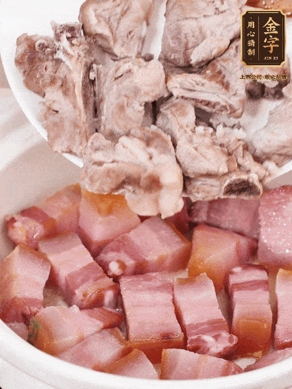 倒入開水燉煮，大火燒開后轉(zhuǎn)小火